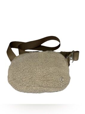 Lululemon Everywhere Crossbody Sherpa Fleece  Belt Bag in Cream 1L